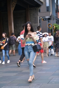 【精选街拍】Vol.3568 甜美动人一字肩 [86P+1V-1.79GB]